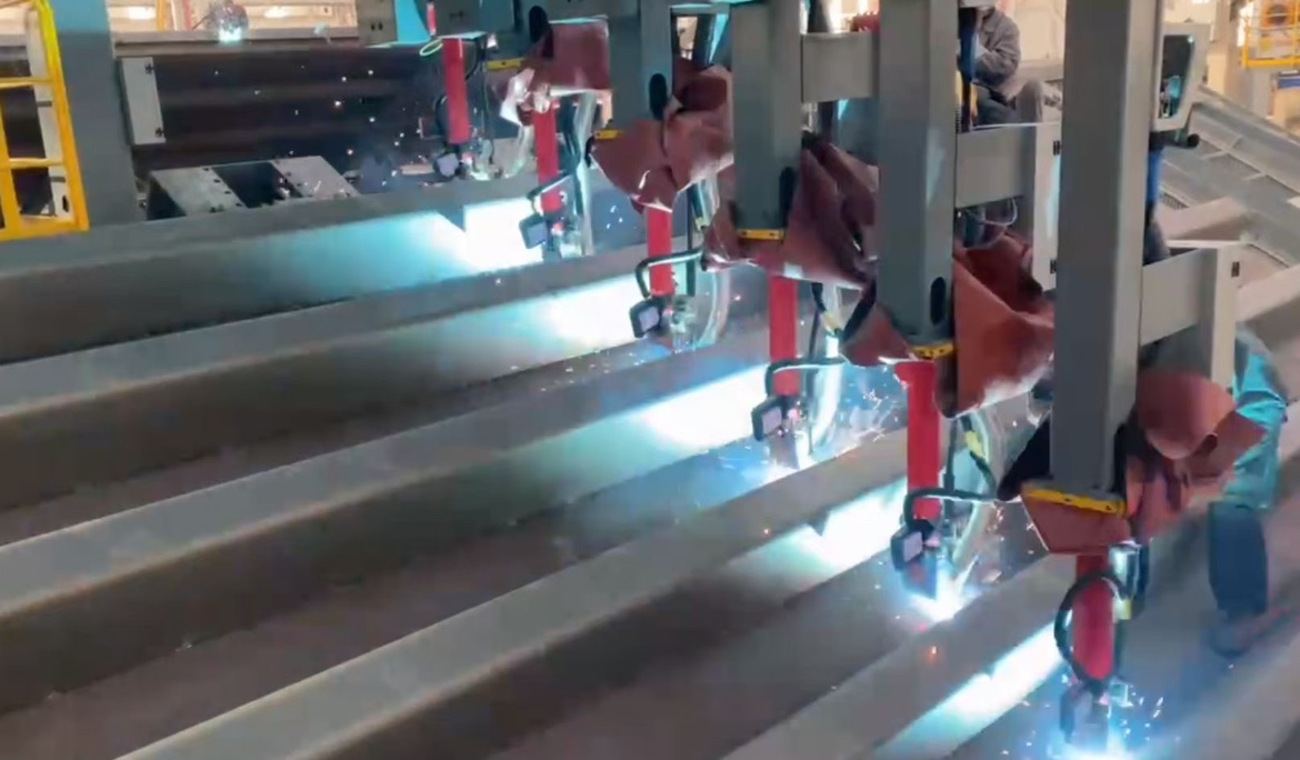 焊接專(zhuān)機(jī)和焊接機(jī)器人的區(qū)別