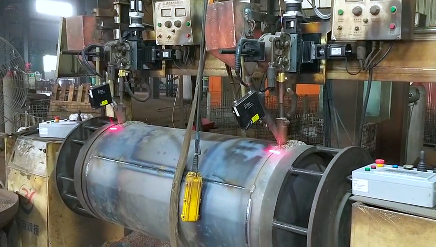 &emsp;&emsp;激光焊縫跟蹤傳感器在自動化焊接流程中的作用